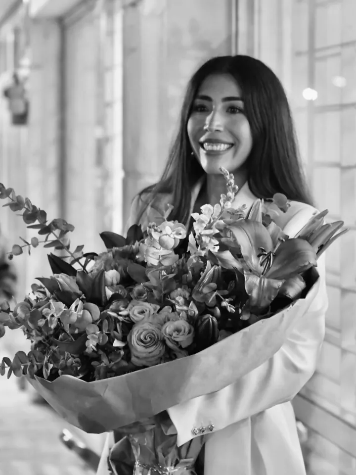 Dara García, fundadora de Club 86, con un ramo de flores