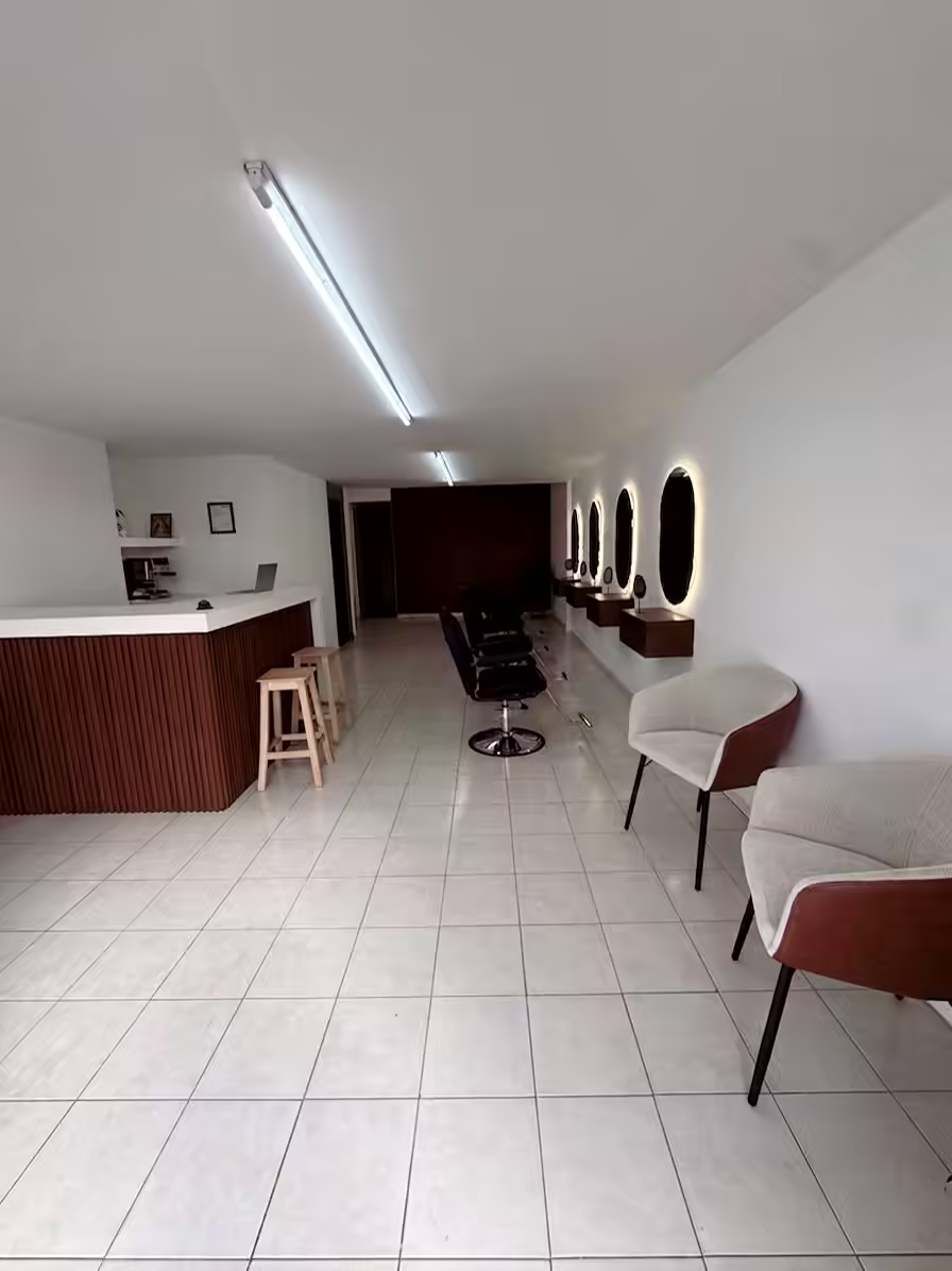Recepción y área de espera del estudio Club 86